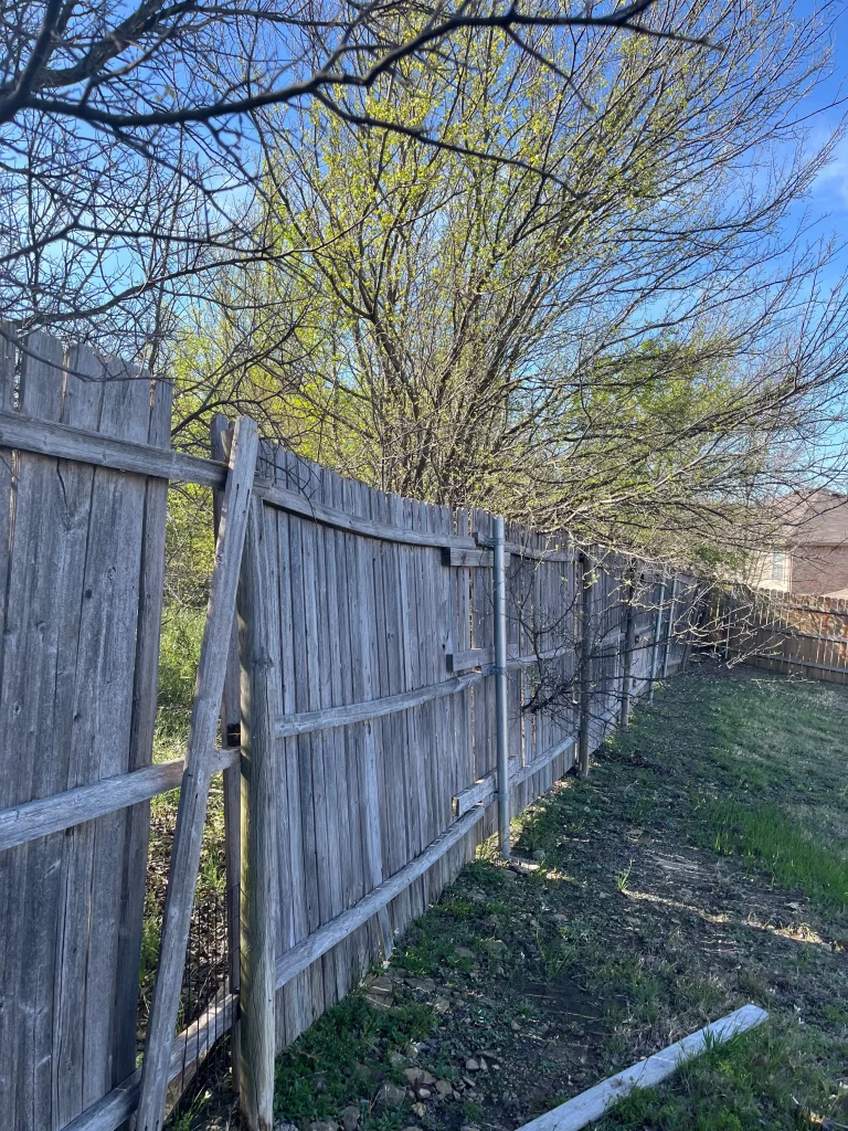 ao-texas-solutions-wood-fence-before-replacement-dallas
