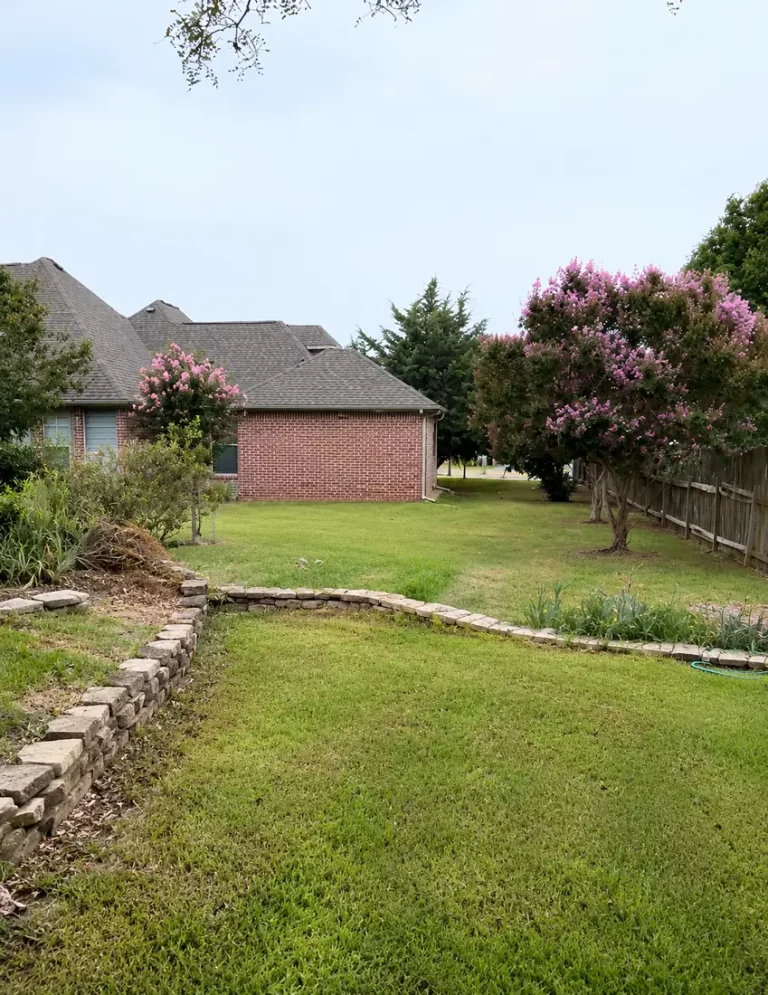 Weathered wood fence in a Cedar Hill, TX backyard before the wrought iron replacement