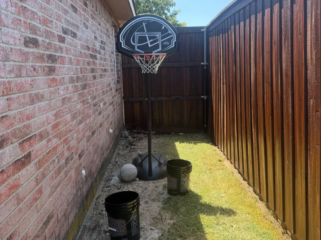 Side yard run refinished by a fence staining contractor in DeSoto, TX